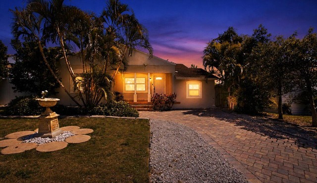 WPB Bungalow with Pet-Friendly Fenced Yard, Mins to Downtown and Beach