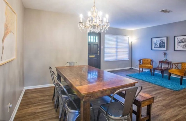 Beautiful downtown 3bed/2bath house w/ fenced yard