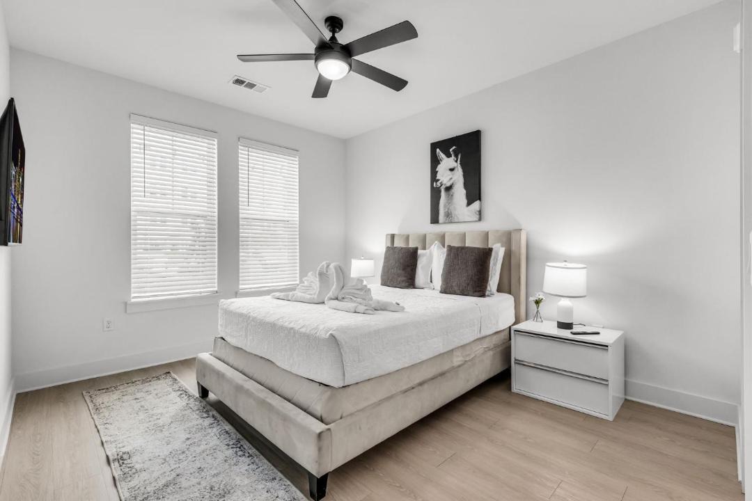 Ruskin Apartment | Peaceful 2BR by the Bay Pool and Coastal Vibes