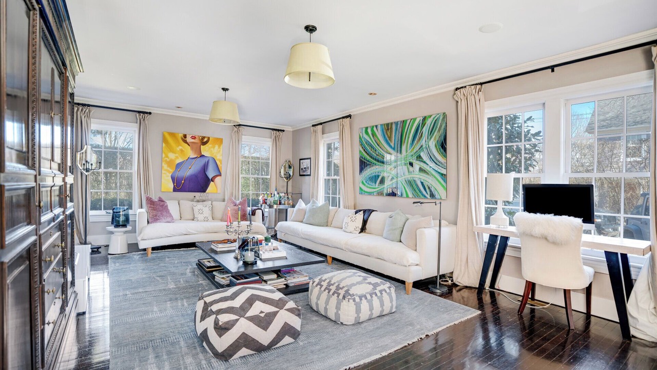 Photo of Livingroom in Village of Southampton