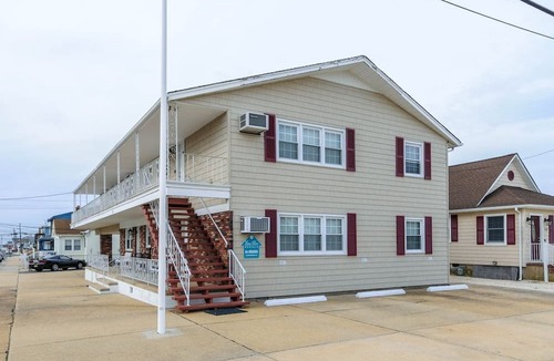 Ortley Beach Apartment | PREMIER HOST-2BR SEASIDE PARK SUITE#4, One Short Block to Beach, Kit, Liv Room