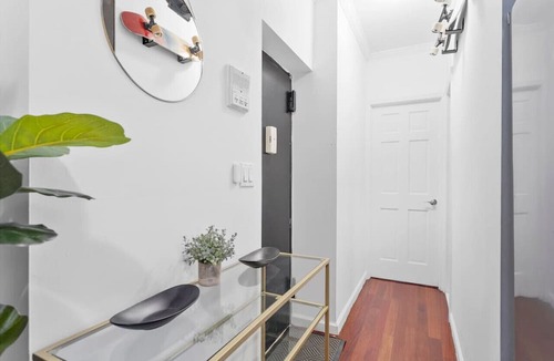 East Village Apartment | Chic East Village 1BDR | Fast WiFi + Desk + Netflix + Discounts for Long Term (3+ month) Stays