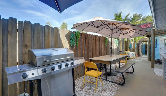 6 Mi to Siesta Beach: Outdoor Oasis w/Hot Tub