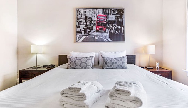 Contemporary Living on Broughton with King Beds & Parking by Lucky Savannah