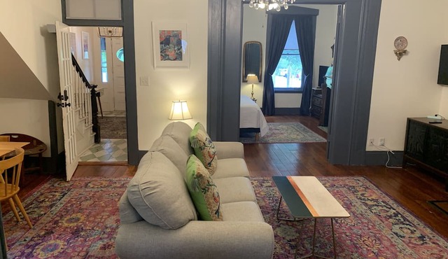 Parlor Apartment on Abercorn: Facing Colonial Park