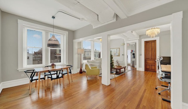 Huge 1st floor Historic Apartment Soaring Ceilings